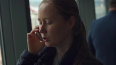 Akıllı telefon kullanan genç bir kadın. 