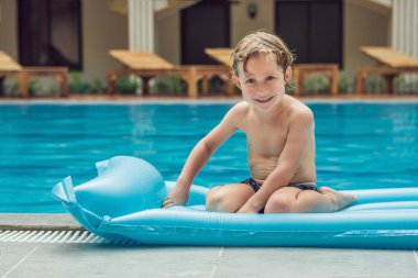 Mavi şişme şişme boy gülümseyerek 