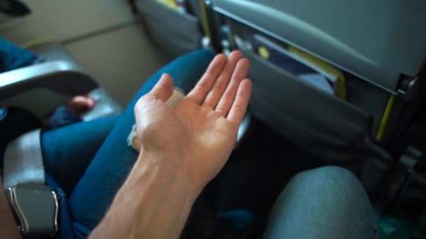 Pokładzie Samolotu Kobieta Daje Gumy Człowieka Przed Take Lub Lądowania — Wideo stockowe