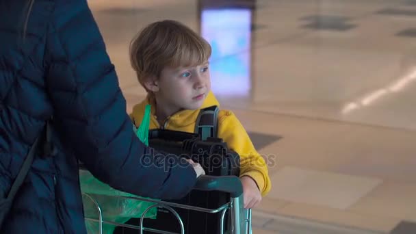 Steadycam Fotografió Una Joven Mujer Caminando Aeropuerto Con Hijo Pie — Vídeo de stock