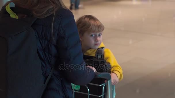 Steadycam Shot Van Een Jonge Vrouw Lopen Een Luchthaven Met — Stockvideo