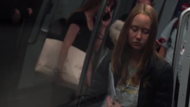 Slowmotion Πλάνο Του Μια Νεαρή Γυναίκα Ένα Τρένο Για Αεροδρόμιο — Αρχείο Βίντεο