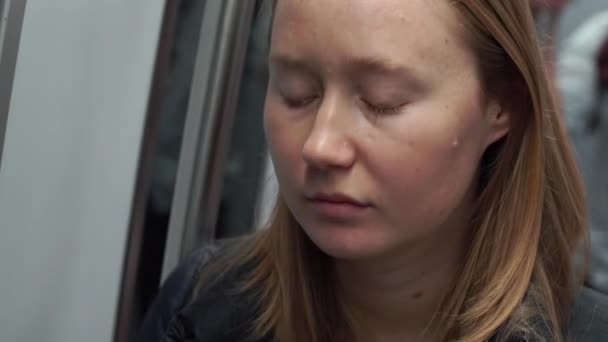 Медленный Снимок Молодой Женщины Поезде Аэропорта Соединяющем Разные Терминалы — стоковое видео