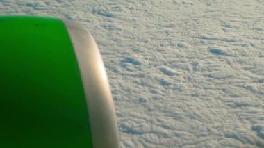 Yeşil uçak motoru, bir arka plan ile ufuk üzerinde bir uçağın penceresinden görüntülemek