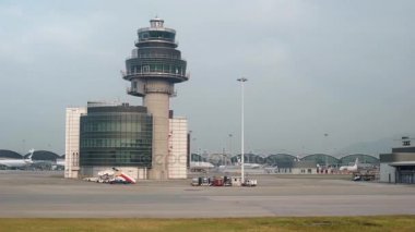 Üzerinden bir uçak içinde Hong Kong Havaalanı Havaalanı kontrol kulesi vurdu