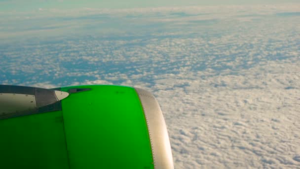 Vista da un finestrino di un aeroplano su clown con un motore verde di aeroplani su uno sfondo — Video Stock