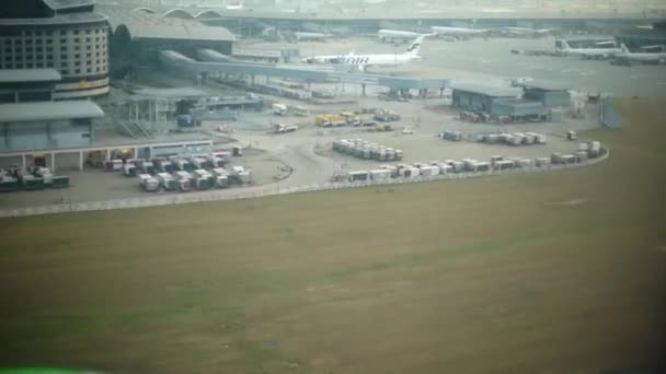 飞机的着陆, 看法从飞机的里面 — 图库视频影像