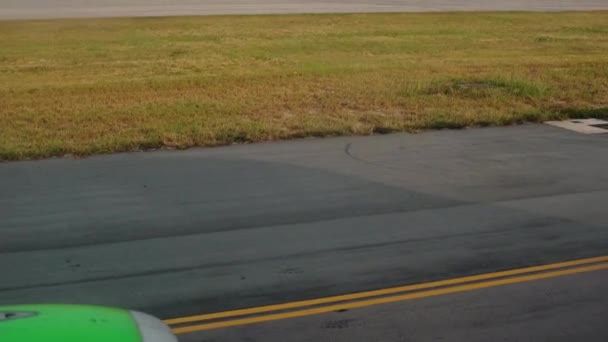 Schoten van binnenkant van een vliegtuig - camera kantelt omhoog van de landingsbaan op de luchthaven verkeerstoren — Stockvideo