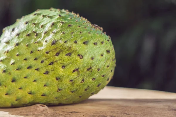 Zuurzak, Guanabana, Custardappel, Annona spanner op houten bord — Stockfoto