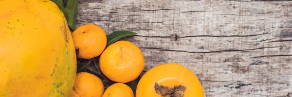 Banner, lange formaat kleurrijke vruchten op de witte houten tafel, bananen, carambola's, mango, papaya, Mandarijn, ramboetan, pamela, kopie ruimte — Stockfoto