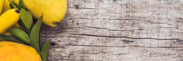 Banner, hosszú formátumú színes gyümölcsök fehér fából készült asztal, banán, karambola a mangó, a papaya, mandarin, rambutan, pamela, másol hely — Stock Fotó