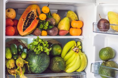 Buzdolabı dolu ile taze meyve ve sebze, işlenmemiş gıda kavramı, sağlıklı beslenme kavramı açın