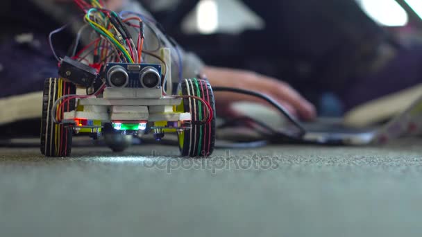 Robot Sur Roues Construit Par Les Programmeurs Lors Une Compétition — Video