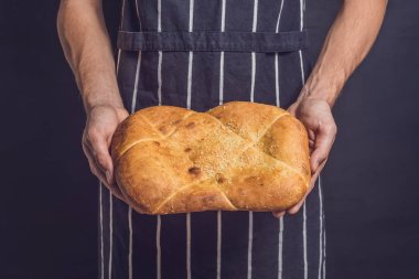 Beyaz ekmek fırıncı elinde susam ile