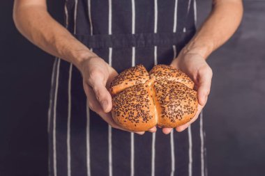 Bir fırıncı elinde keten tohumu ekmek