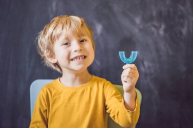 Üç yaşında çocuk gösterileri myofunctional eğitmeni. Yardımcı t eşitlemek