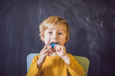 Üç yaşında çocuk gösterileri myofunctional eğitmeni. Yardımcı t eşitlemek