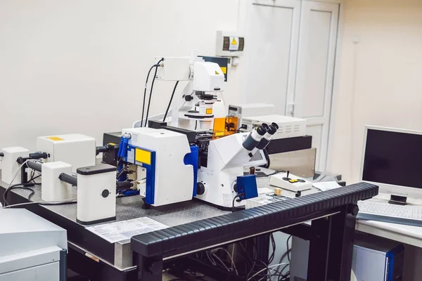 Конфокальный оптический лазерный сканирующий микроскоп для биологических образцов — стоковое фото