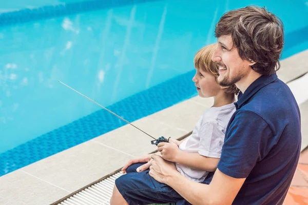 Padre Figlio Giocano Con Una Barca Telecomandata Piscina — Foto Stock