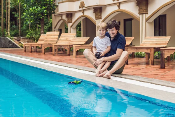 Padre Hijo Jugando Con Bote Control Remoto Piscina — Foto de Stock