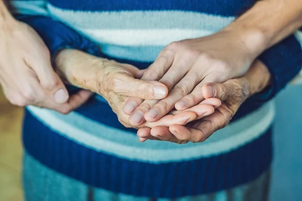 Mani Una Vecchia Giovane Prendersi Cura Degli Anziani Vicino — Foto Stock