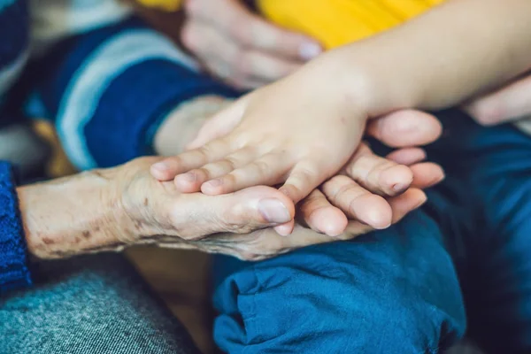 Χέρια Της Μια Ηλικιωμένη Γυναίκα Και Ένας Νεαρός Άνδρας Φροντίδα — Φωτογραφία Αρχείου