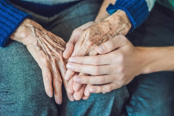 Mani Una Vecchia Giovane Prendersi Cura Degli Anziani Vicino — Foto Stock