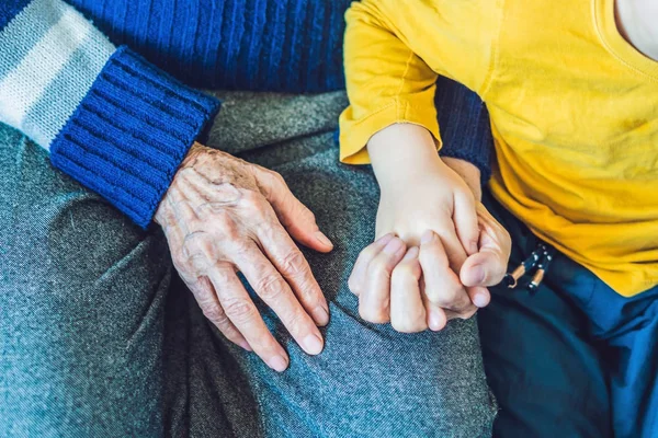 Χέρια Του Ένα Ηλικιωμένο Άτομο Και Χέρια Του Παιδιού Της — Φωτογραφία Αρχείου
