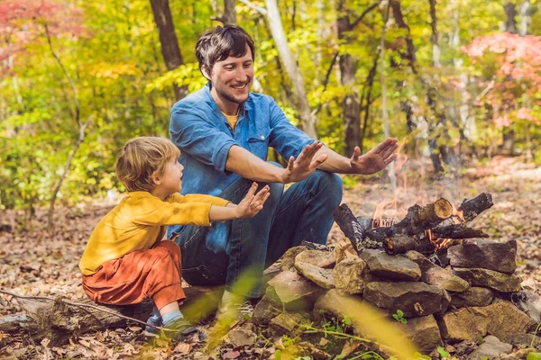 Buon Padre Che Barbecue Con Suo Figlio Una Giornata Autunno — Foto Stock