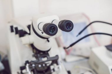 Metalografik mikroskop yakın çekim 