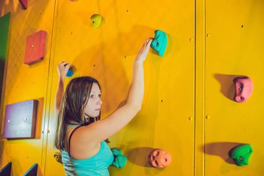 çekici genç profesyonel spor dağcı kadın eğitim yapay duvar spor salonunda geçiriyor
