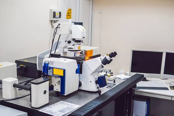 Конфокальный оптический лазерный сканирующий микроскоп — стоковое фото
