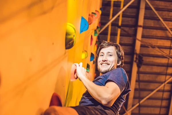 Hombre Escalador Pared Escalada Artificial Gimnasio Bouldering — Foto de Stock