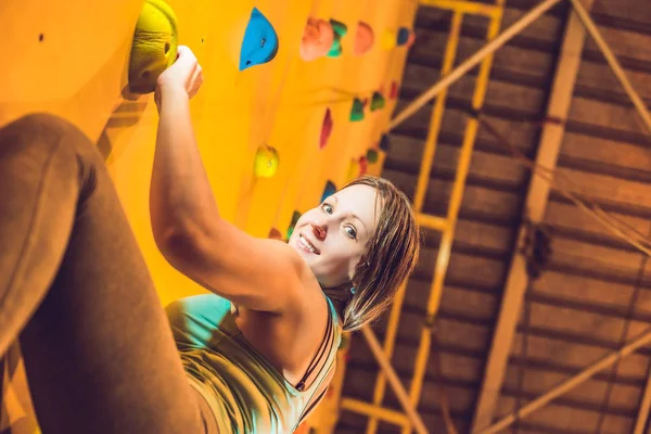 Atractivo Joven Escalador Deportivo Profesional Mujer Que Tiene Entrenamiento Gimnasio — Foto de Stock
