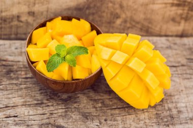 Mango meyve ve mango küpleri