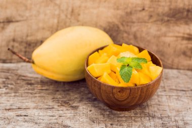 Mango meyve ve mango küpleri