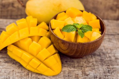 Mango meyve ve mango küpleri