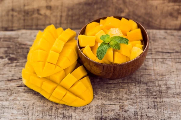 Frutta di mango e cubetti di mango — Foto Stock