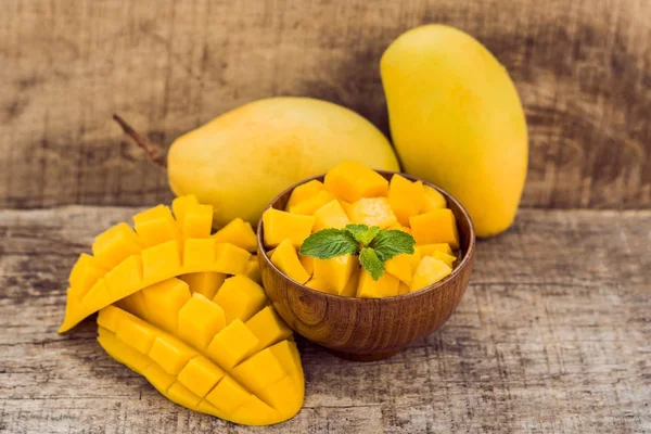 Cubos de mango y fruta de mango — Foto de Stock
