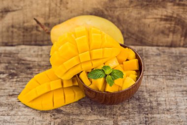 Mango meyve ve mango küpleri