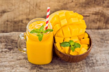 Sağlıklı olgun sarı Mango Smoothie 