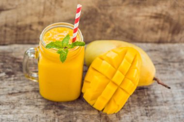 Sağlıklı olgun sarı Mango Smoothie 