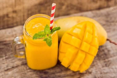 Sağlıklı olgun sarı Mango Smoothie 