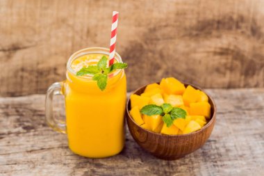 Sağlıklı olgun sarı Mango Smoothie 