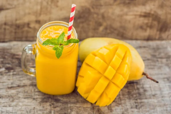 Egészséges, érett sárga Mango Smoothie — Stock Fotó