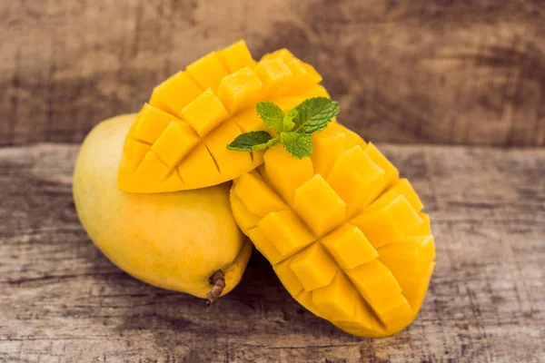 Mango meyve ve mango küpleri — Stok fotoğraf