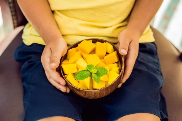 Pequeño chico lindo comiendo mango — Foto de Stock