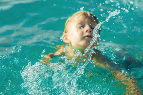 Мальчик плавает в голубом тропическом море — стоковое фото