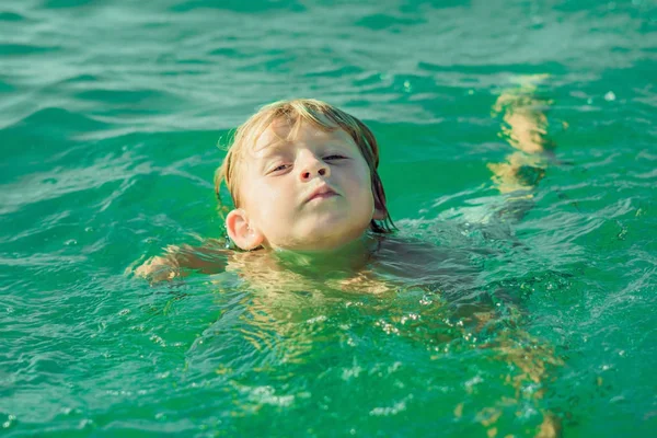 青い熱帯海で泳いでいる少年 — ストック写真