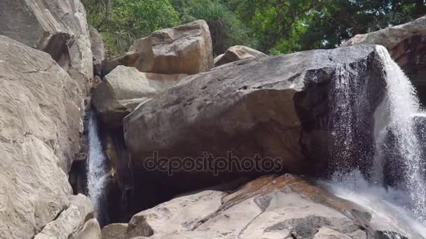 Красивый каскадный водопад Датанла — стоковое видео